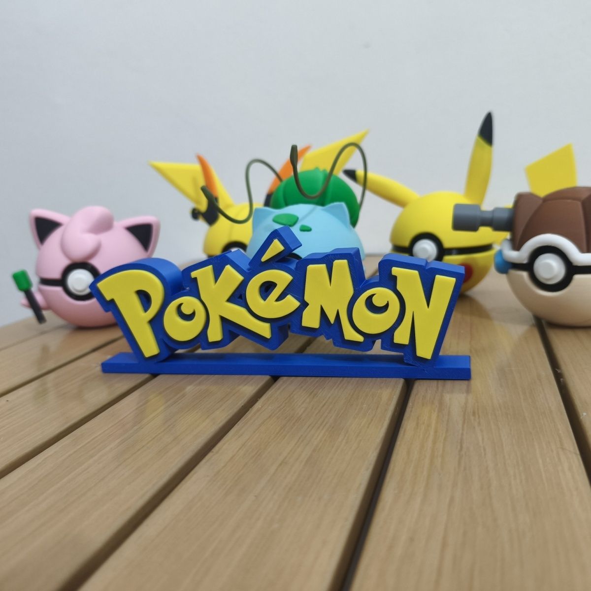 Pokemon Anime Merchandise - Figura colecionável do Pokémon com logotipo,